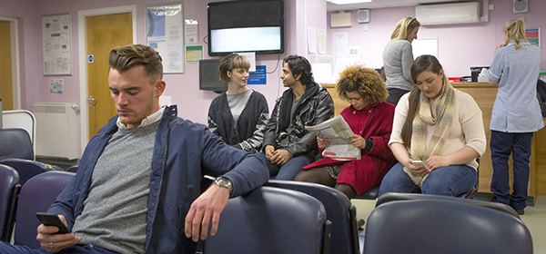 Des patients en salle d'attente