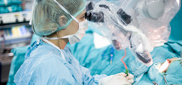 Un chirurgien pratique la chirurgie robotique 