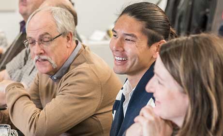 Un groupe de patients discutent de leurs expériences des soins de santé