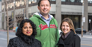 Trois employés de Qualité des services de santé Ontario posent pour une photo