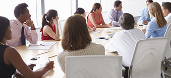 Membres du CCOTS assistant à une présentation