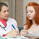 Le médecin et la patiente examinent des résultat.