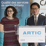 Un homme et une femme s'exprimant lors du lancement d'une initiative ARTIC