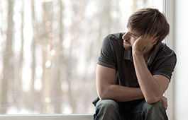 Un homme plongé dans ses pensées