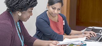 Deux femmes consultant des ressources