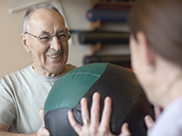 Le patient fait des exercices avec son professionnel de la santé