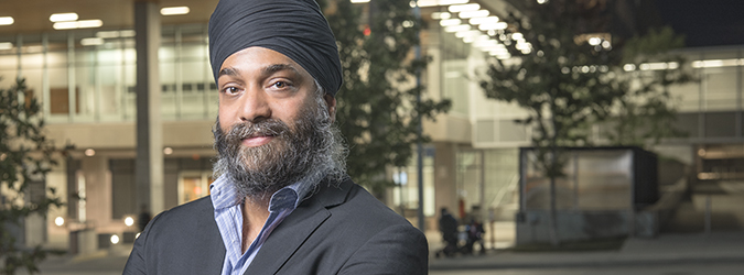 un homme qui porte un turban à l’extérieur d’un hôpital 